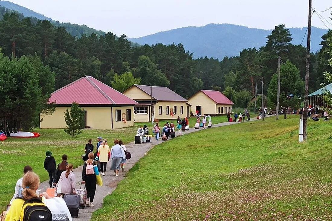 Лагерь горный орленок алтай официальный сайт. Горный орленок лагерь в горном. Горный орленок лагерь в горном. Лагерь горный орленок горный алтай. Детский лагерь горный орленок.