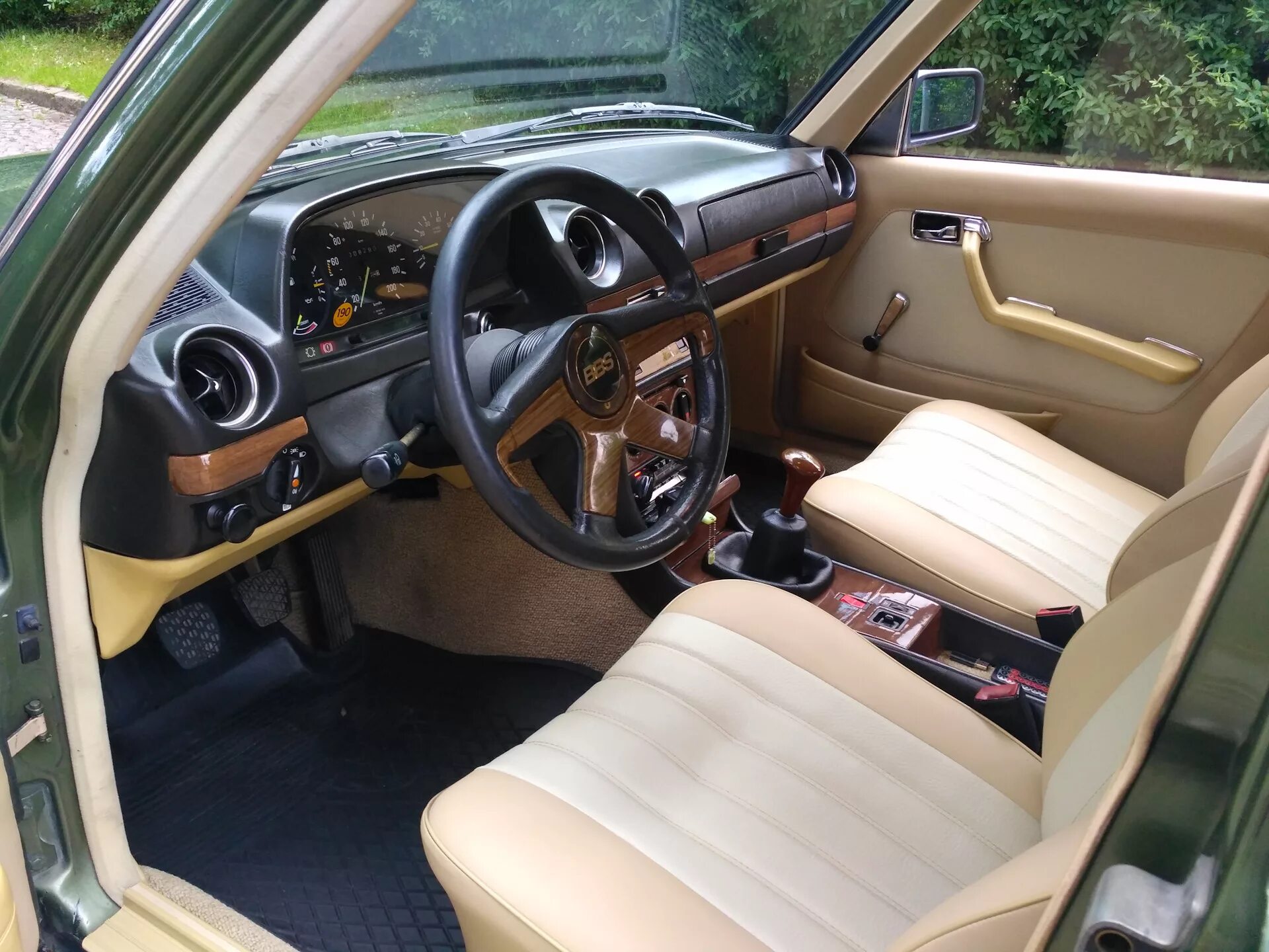 Mercedes w123 салон. Mercedes benz w123 interior. Mercedes w123 салон. Mercedes w123 салон. Мерседес 123 купе салон.