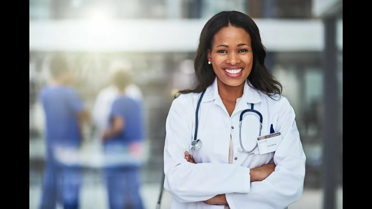 Медицинский маркетолог. Personal medical. Медицинский работник и пациент. Врач улыбается. Оператор клиники.