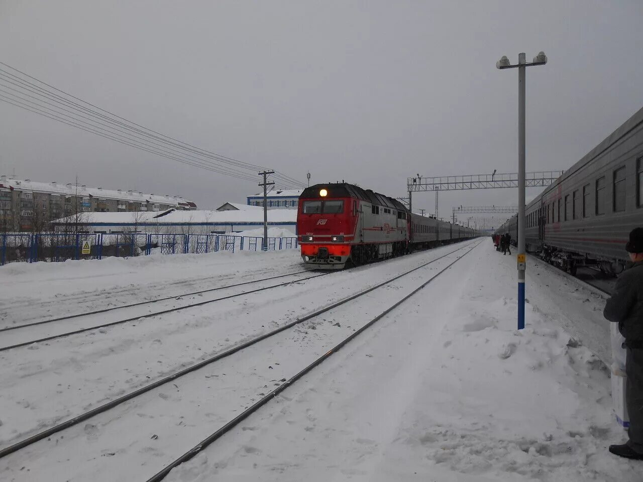 Внимание поезд четный. Ноябрьск-1 станция ЖД. Вокзал Ноябрьск 1. Ноябрьск II Железнодорожная станция. Разъезд ТАНГИНСКИЙ.