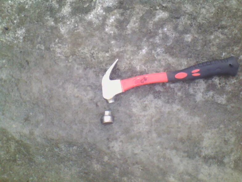 Разбитый молоток. Разбивающееся стекло. Молоток 0. Разбивает смартфон молотком. Молотком по айфону.