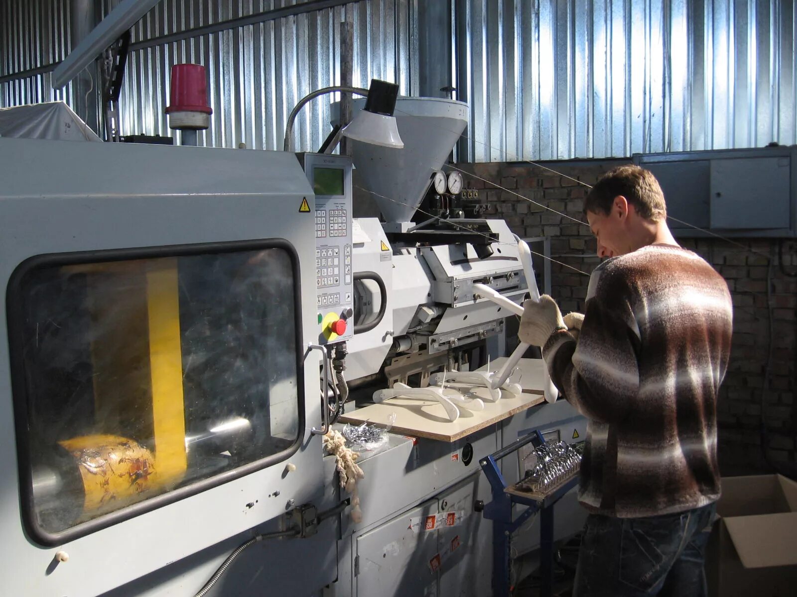 Токарная обработка деталей из пластмасс. Обработчик пластмасс. Токарная обработка пластмасс. Обработчик пластмасс. Станок чпу для фрезеровать композит.