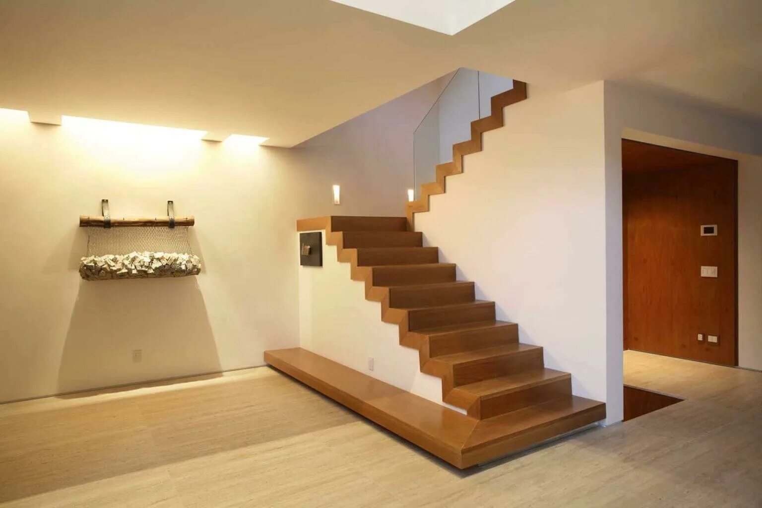 Бетонная лестница второй. Двухмаршевая бетонная лестница. Двухмаршевые лестницы на второй этаж в частном доме. Двухмаршевая лестница в бетонном доме. Монолитные двухмаршевые лестницы.