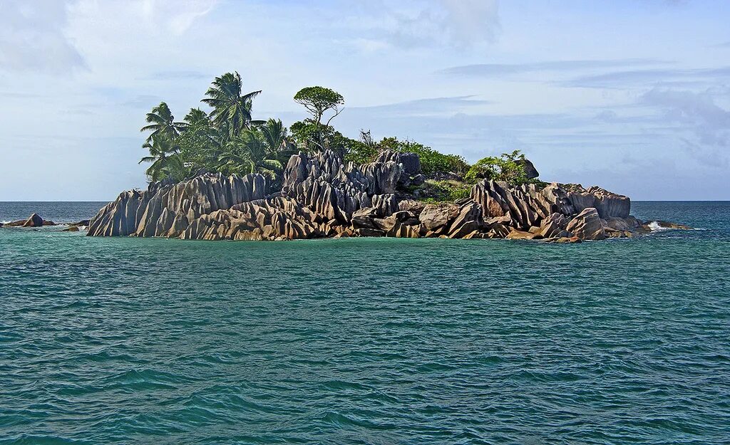 Сен пьер остров. Остров сен Пьер Сейшелы. Реюньон остров Сан Пьер. Сен-Пьер (остров, внешние Сейшельские острова).