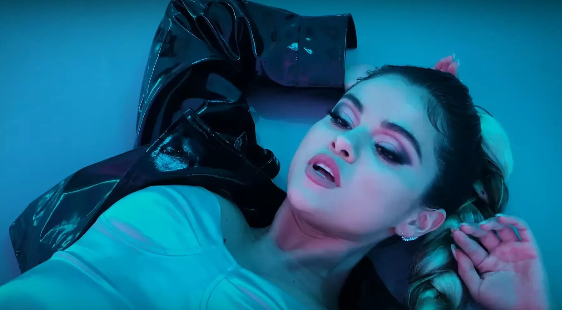 Look at she песня. Selena gomez look at her now. selena blue. look at her now. selena gomez look at her now обложка.