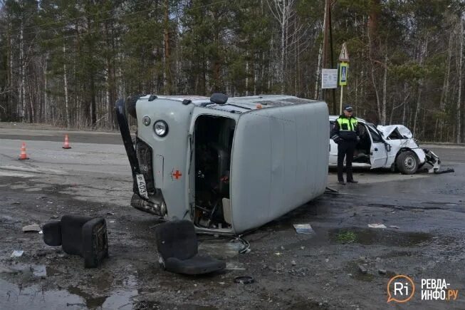 Уаз буханка перевертыш. Буханка перевернулась. Перевернутый уаз буханка. Буханка перевернулась. Буханка перевернулась.