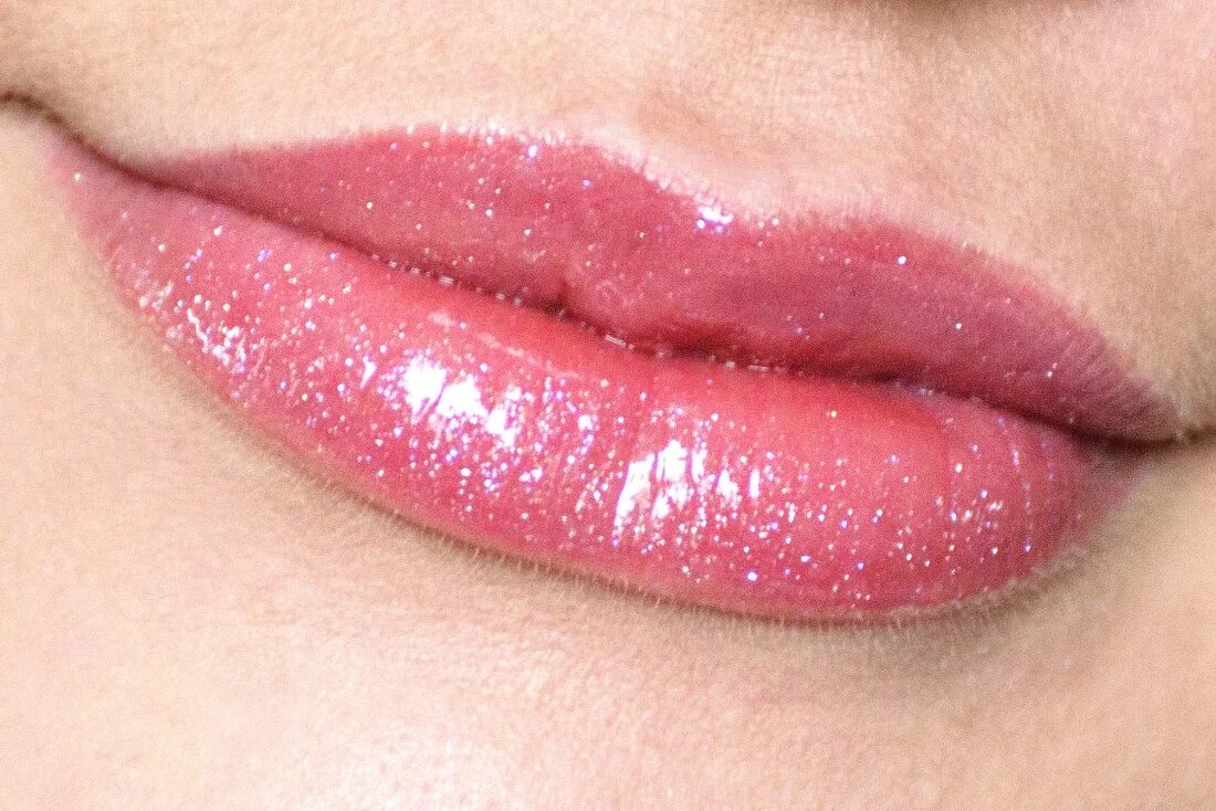 Блеск для губ ultra. Мерцающий блеск для губ искрящийся. Shiny Lips блеск для губ. Сверкающий блеск для губ. Сияющий блеск для губ.