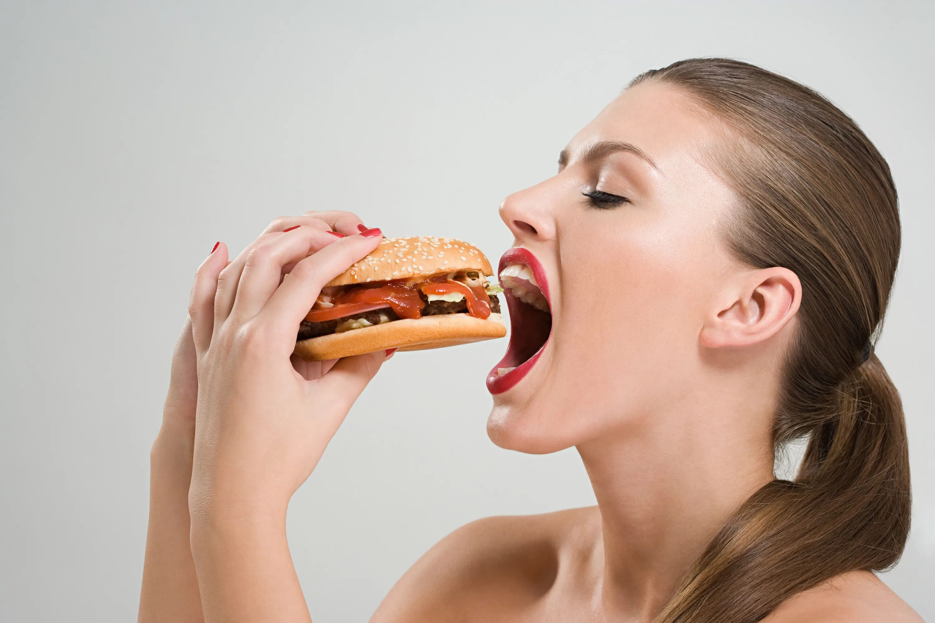 If you not eat food you die. Девушка ест бургер. Человек с едой. Девушка с бутербродом.