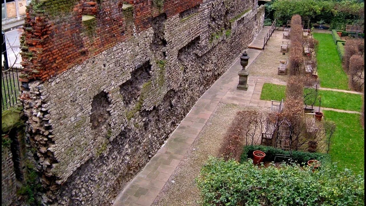 Лондонская стена Лондиниум. Британия Римская стена Лондиниум. Римские руины в Лондоне. Римские руины в Британии.