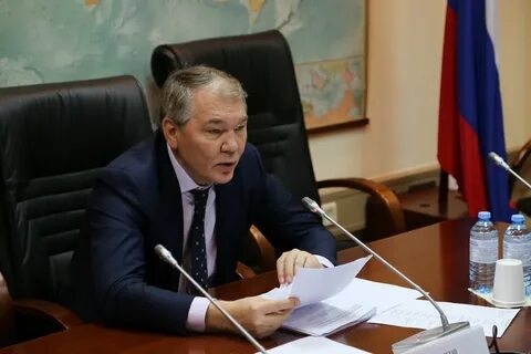 Председателем комитета является