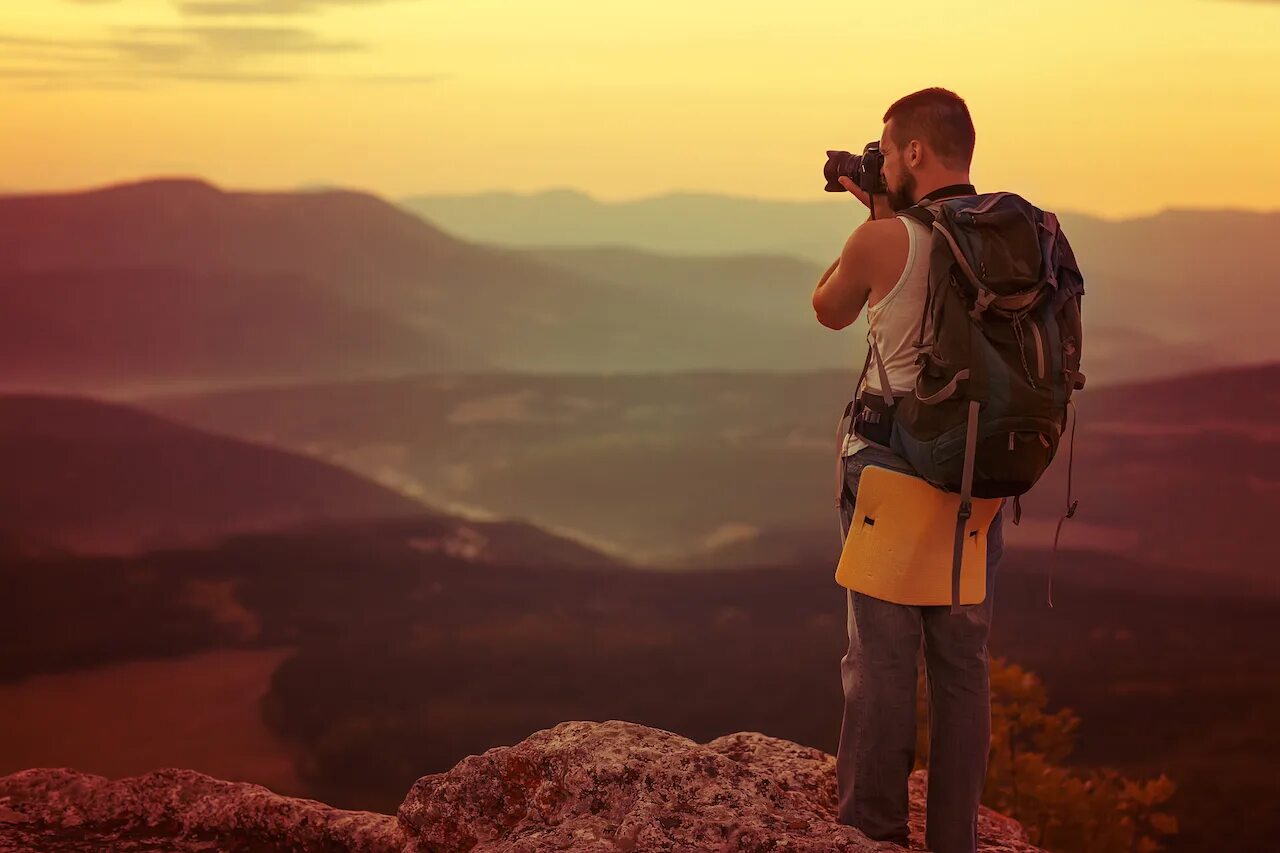 Take good. Путешественник с фотоаппаратом. Турист с фотоаппаратом. Фотограф в горах. Фотограф на природе.