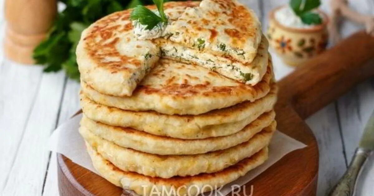 Лепешки с творогом. Сырные лепешки с начинкой. Лепешки на кефире с творогом. Лепёшки на кефире с творогом и зеленью.