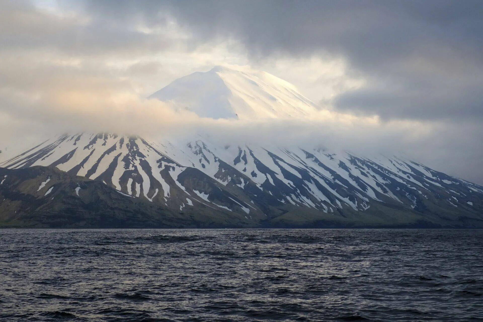 Аляска 10. Вулкан сперр Аляска. Алеутские острова природа. Алеутские острова фото. Вулканы Аляски фото.