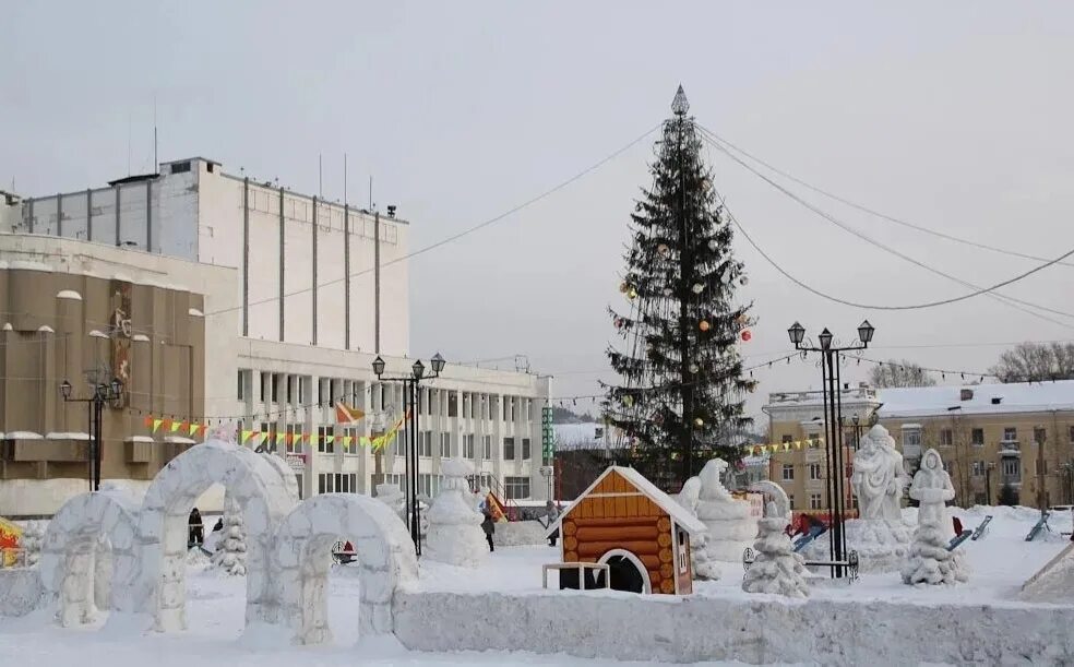 Машзавод златоуст. Златоуст дк металлург ёлка. Городок златоуста. Ледовый городок в златоусте. Городок златоуста.