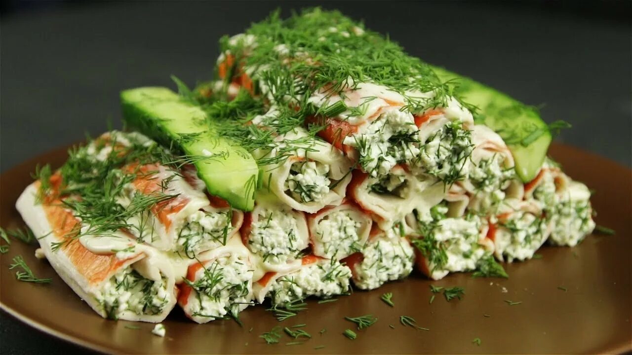 Лапша из крабовых палочек. Котлетки из крабовых палочек. Краб палочки. Закуски из крабовых палочек на праздничный. Фаршированные крабовые палочки.