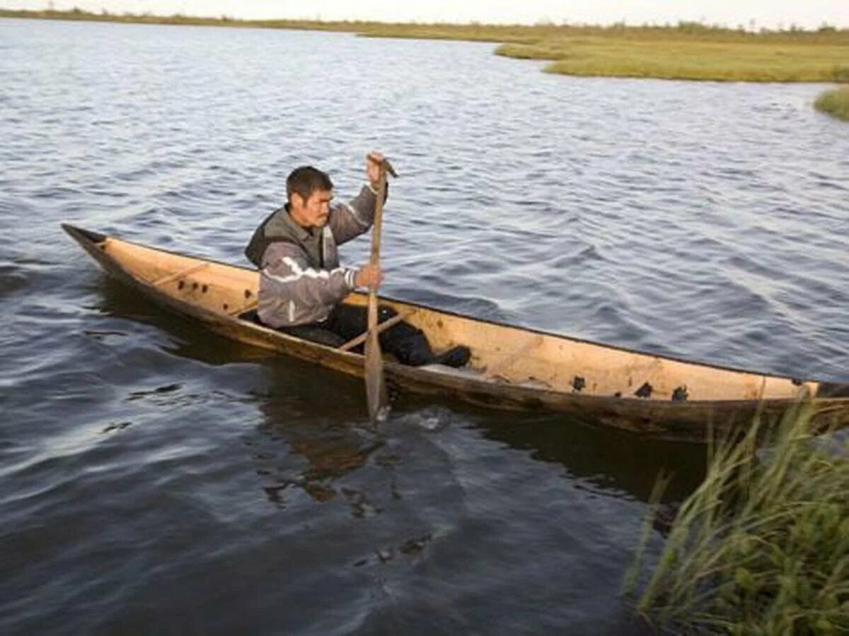 Древняя лодка. Лодка народов севера. Рыбалка юкагиров. Манси в лодке. Праздник скат байдары у чукчей.