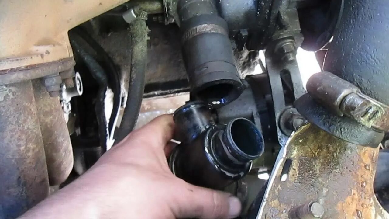 Термостат 2107. Патрубки на термостат ваз 2107 инжектор. Патрубок термостата 2107. Термостат ваз 2107. Как поменять термостат на ваз 2107.