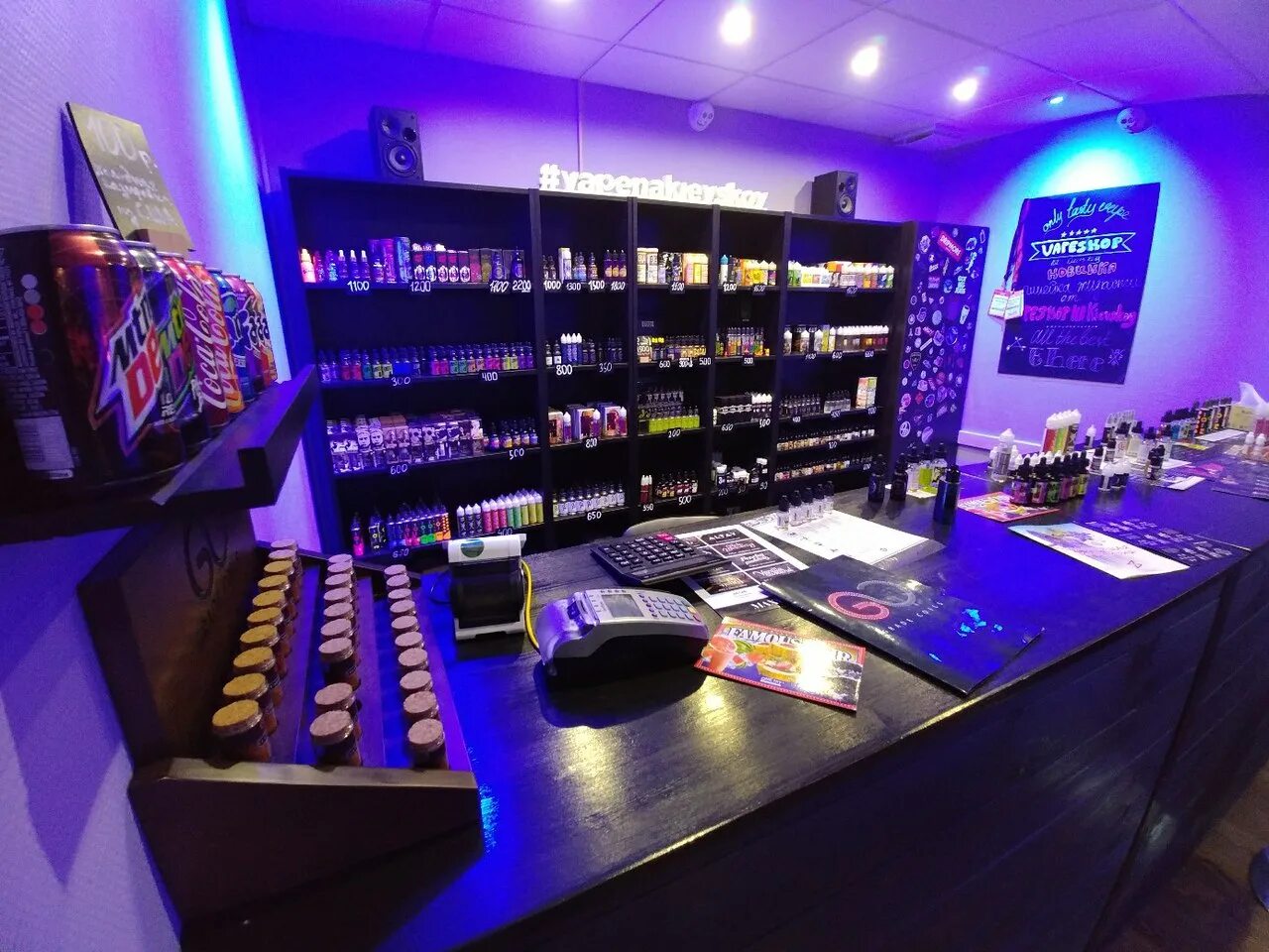 Вейп магазин Москва. Вейпшоп интерьер. Оборудование для вейп шопа. Vape shop.