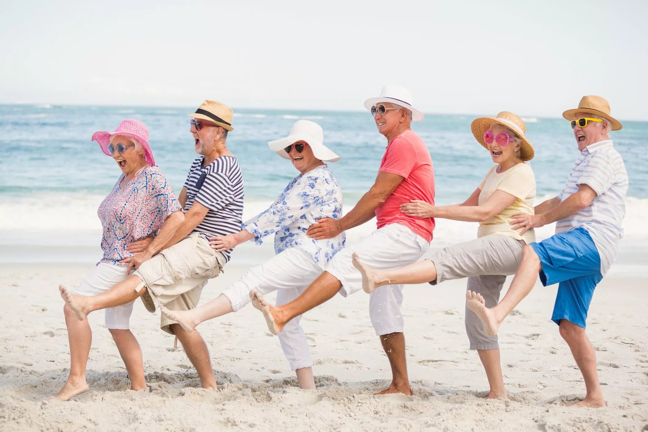 День среднестатистического человека. Пенсионеры на отдыхе. Пожилые люди на море. Веселые пенсионеры. Пожилые люди на пляже.
