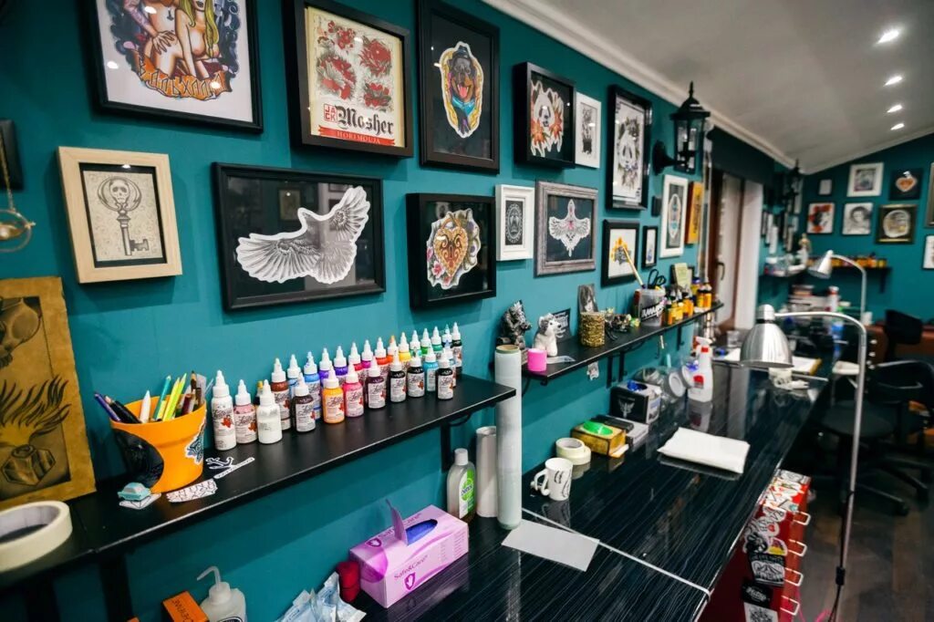Тату салон эстетика. Тату студия. Тату салон помещение. Тату-студия аристократ москва. Студия татуировки.