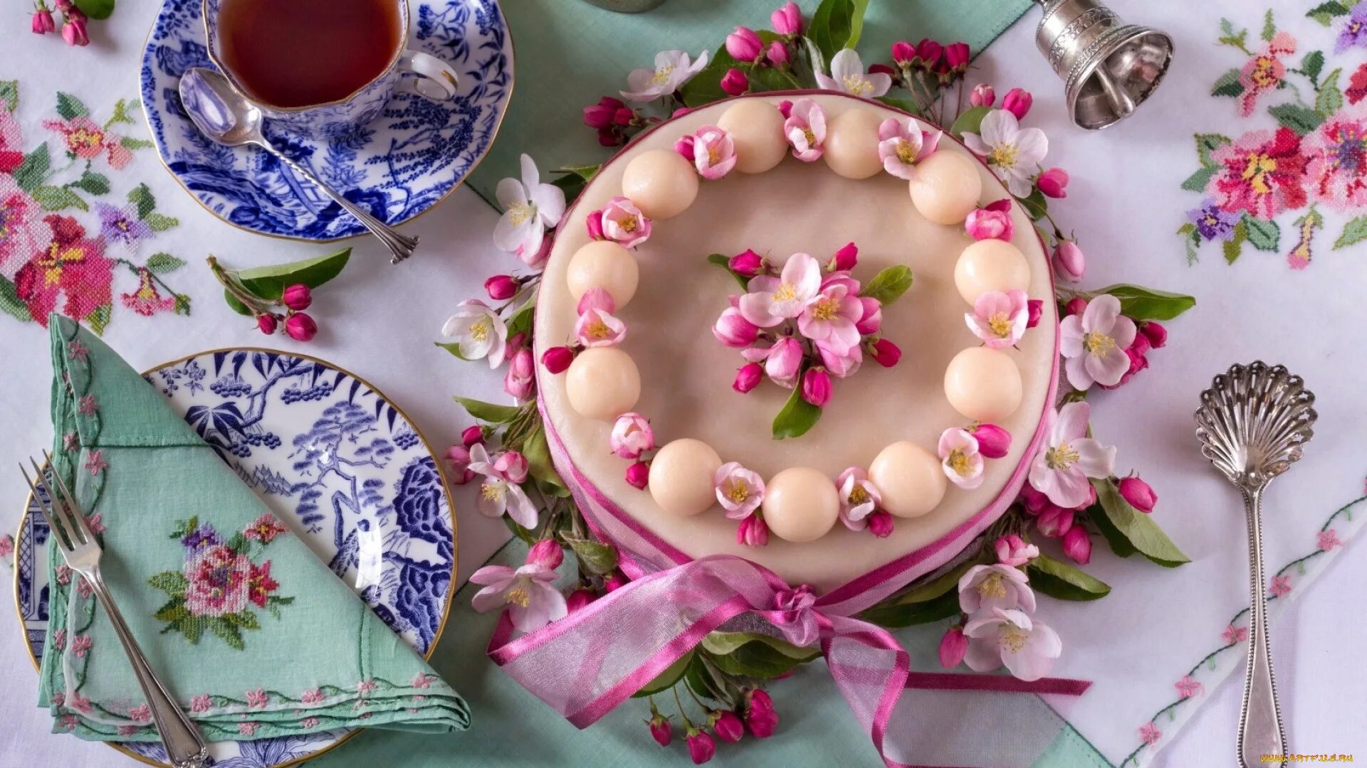 Весенние сладости. Весенняя сервировка стола. Сервировка чайного стола. Весенний тортик. Торты цветы кофе.