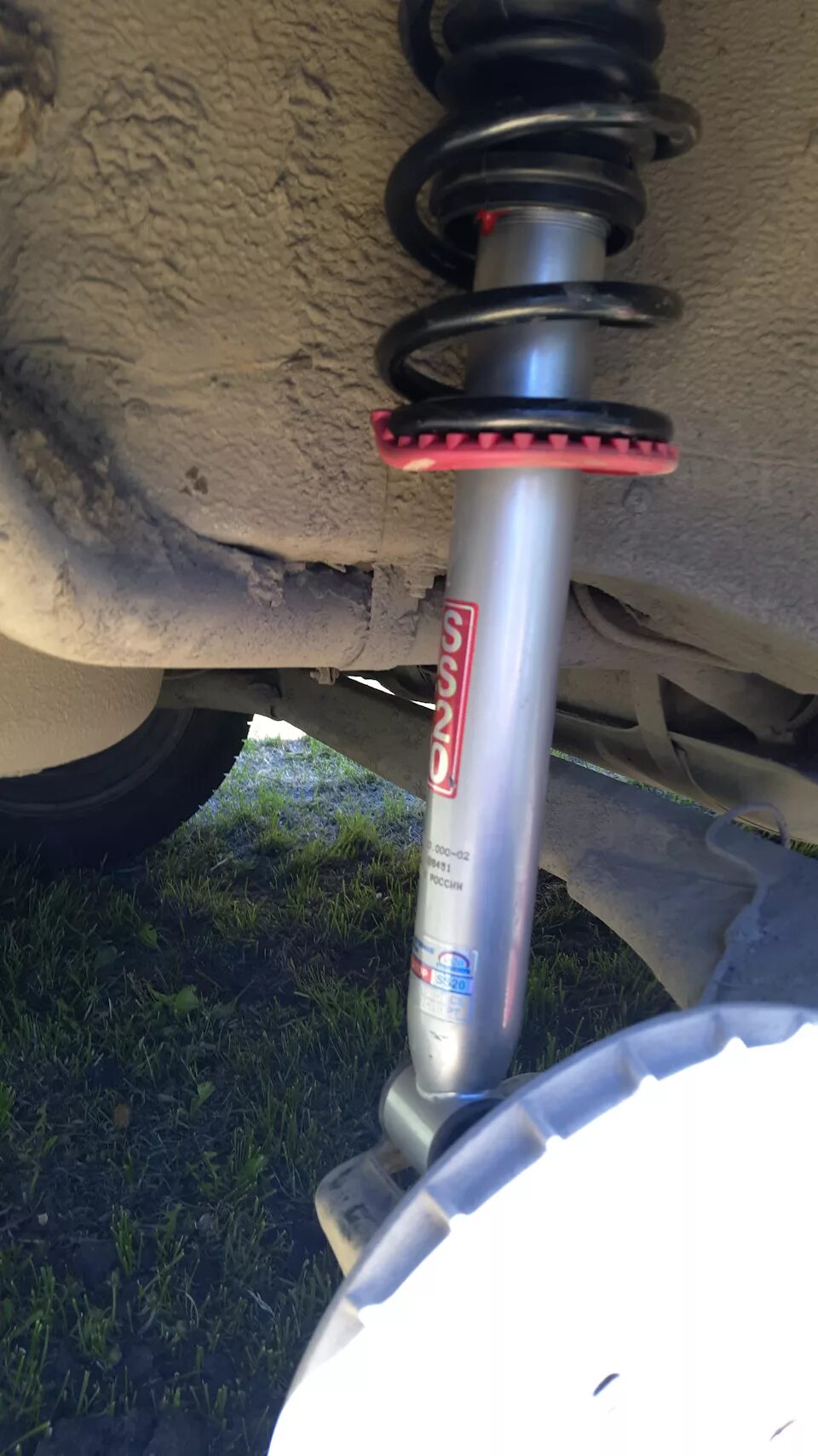 Задние стойки -50 приора. Замена задней стойки приора. Задние комплектущие к амортизатором сс 20 для приоры хэтчбек. Задняя стойка лада приора хэтчбек. Задняя стойка ваз приора.