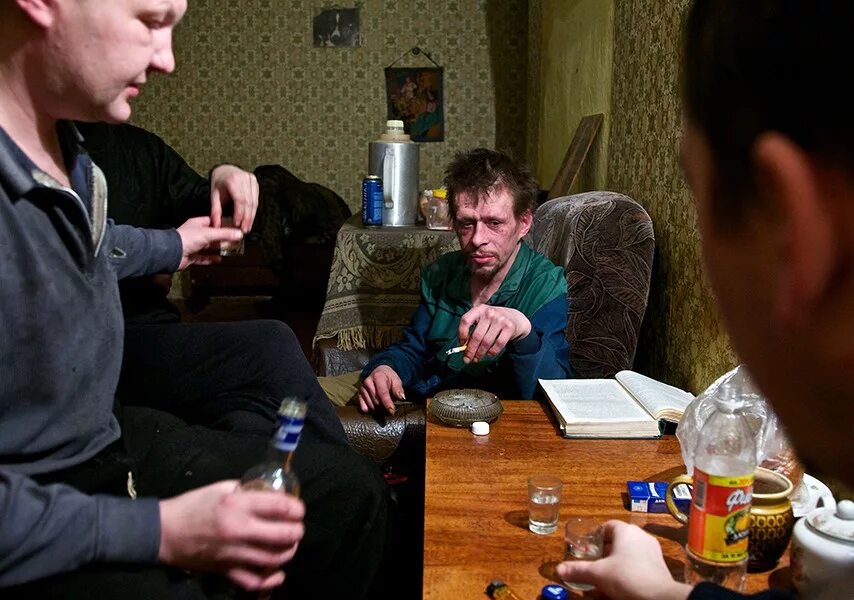 Пьющие женщины. Алкоголик арт. Двое пьяных мужчин. Пьющий сосед. Мужики выпивают.