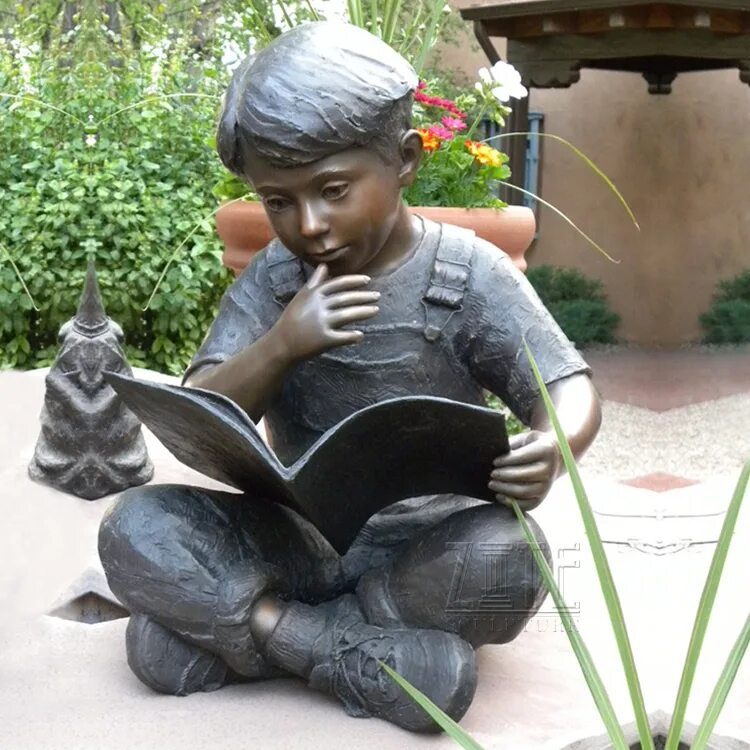 Сидячий памятник. Скульптура девочка с книжкой. Статуя мальчика. Скульптуры читать. Книга скульптура.
