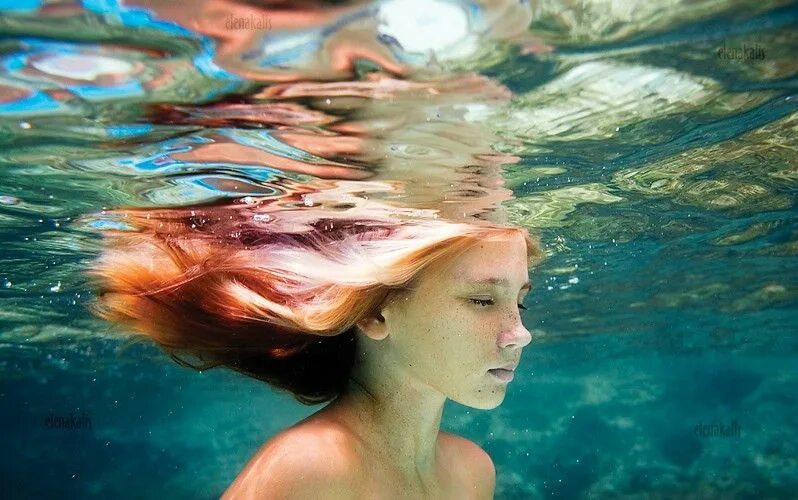 Лицо наполовину в воде. Видео из фото без водяных. Фотосессия лицо в воде. Фото под водой. Пустой бассейн.