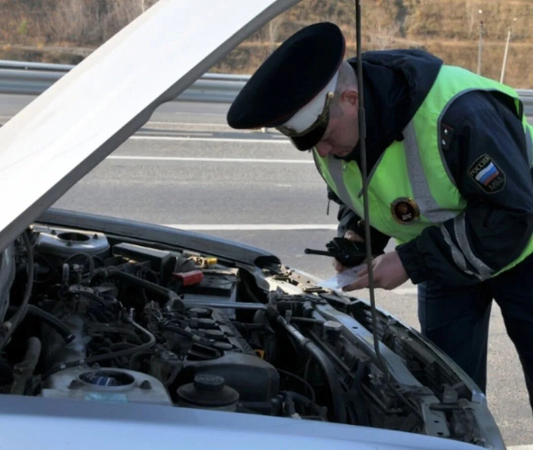 Осмотр автомобиля в ГИБДД. Инспектор ДПС. Осмотр авто гаишник. Осмотр машины ДПС. Арест машины гибдд