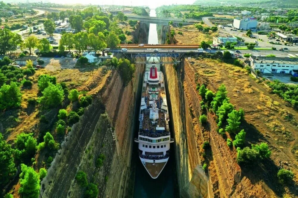 коринфский канал в греции. самый узкий канал в мире судоходный. коринфский пролив. коринфский канал в греции. коринфский канал.
