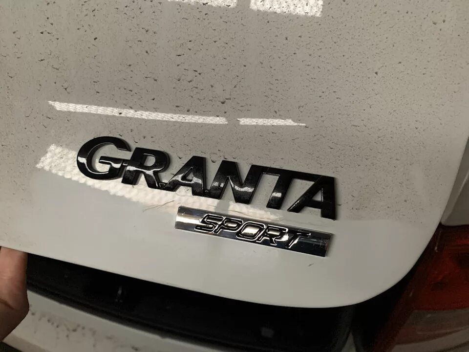 Шильдики на гранту лифтбек. Шильдик гранта. Шильдик лады на гранту. Granta шильдик. Шильдик спорт на гранту.