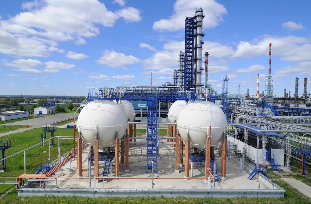 Нефтеперерабатывающие завод проект. Нефтеперерабатывающий завод омск. омский газоперерабатывающий завод. нефтеперерабатывающий завод газпромнефть омск.