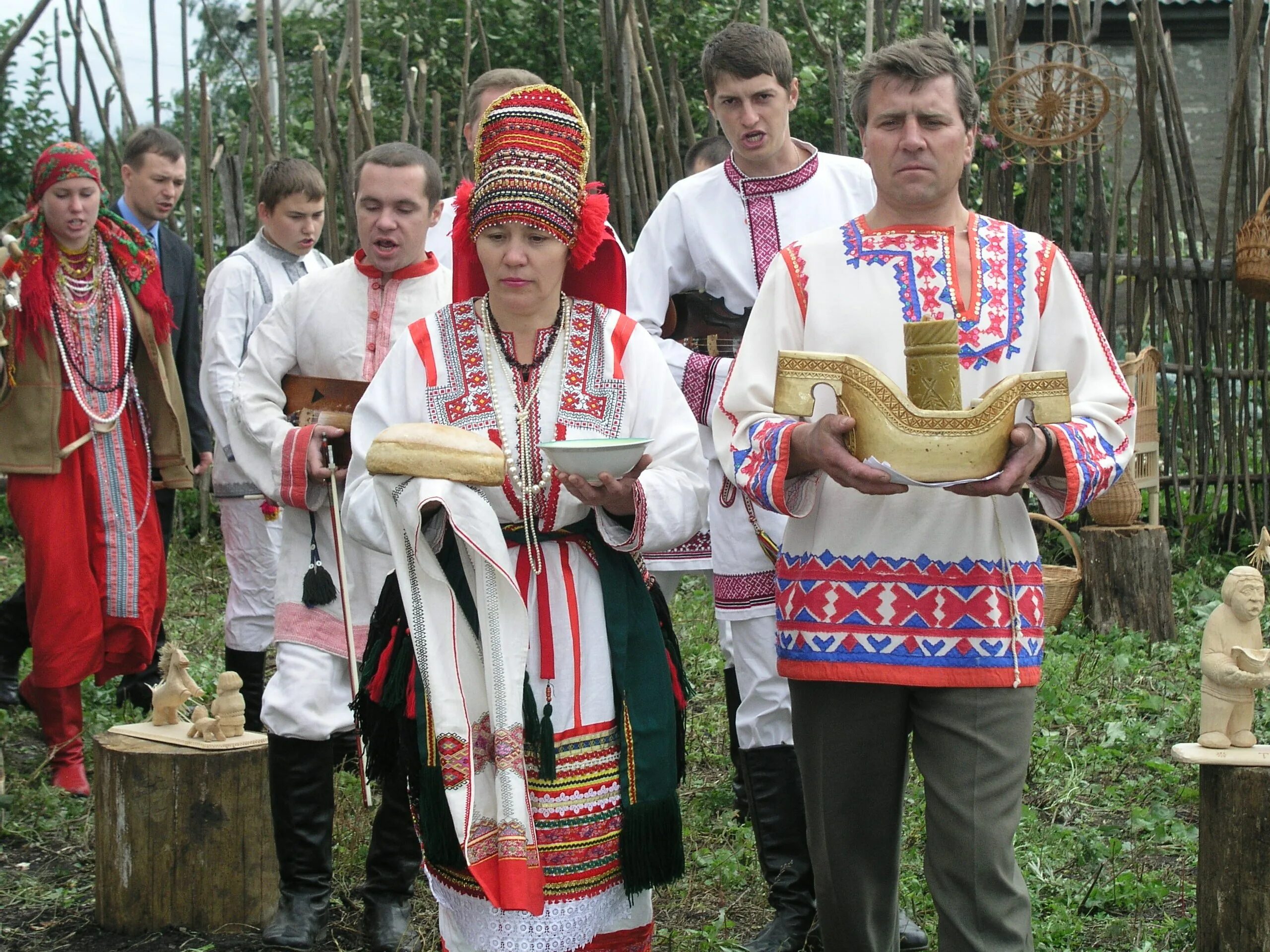 Языки финно угорских народов. Мордвины финно угорская группа. Эрзя это финно угры. Мордовки эрзя. Мордовия эрзя и Мокша.