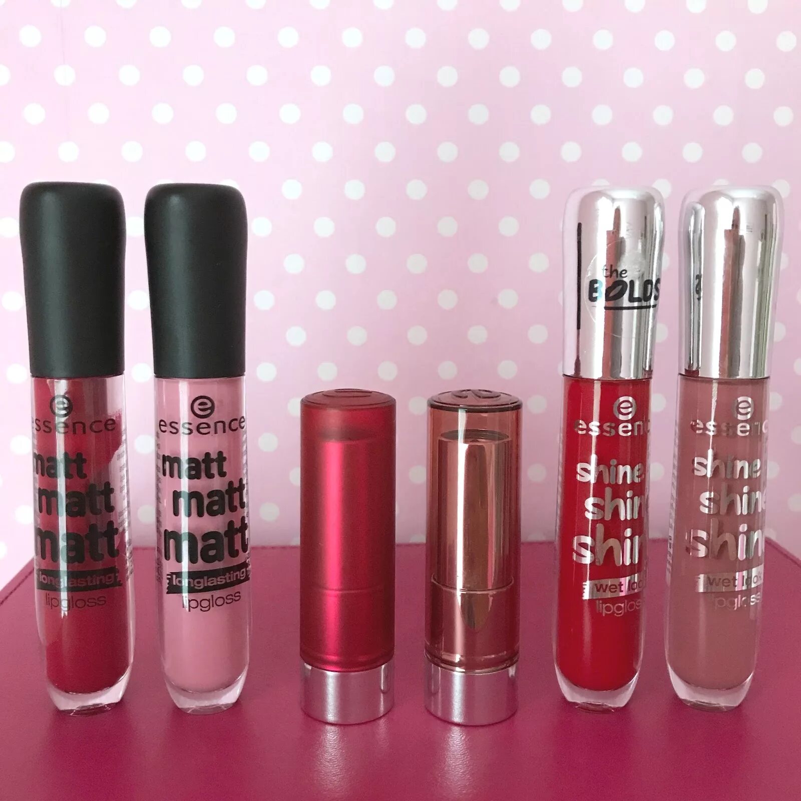 Блеск для губ matt matt matt. Essence Lipgloss. Essence Shine Lipgloss. Essence Lip Gloss Matt. Essence блеск для губ.