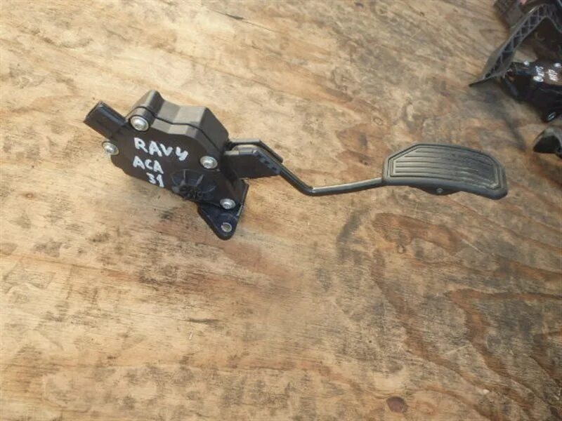 Тойота рав 4 педаль газа. Рав 4 педаль газа. Рав 4 педаль газа. Тойота рав 4 педали. Тойота рав 4 2020 педаль газа.