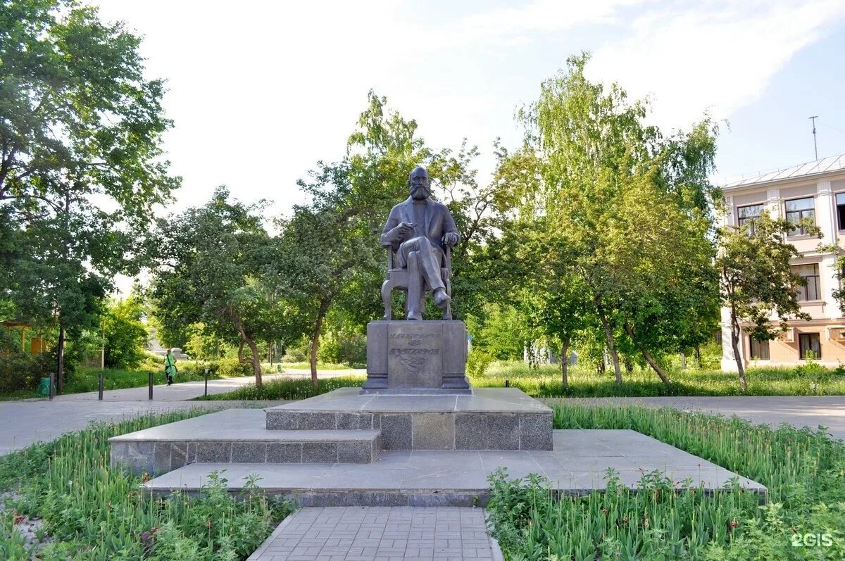 Город в котором установлен памятник. Памятник бутлерову в казани. памятник александру бутлерову в казани. памятник бутлерову в ленинском саду.