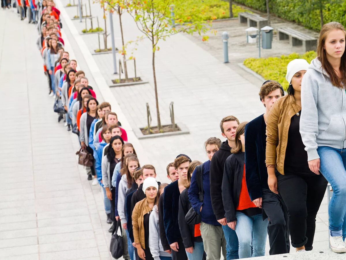 Ожеледь. Очередь из людей. Толпа людей в магазине. Большая очередь. Толпа людей на улице.