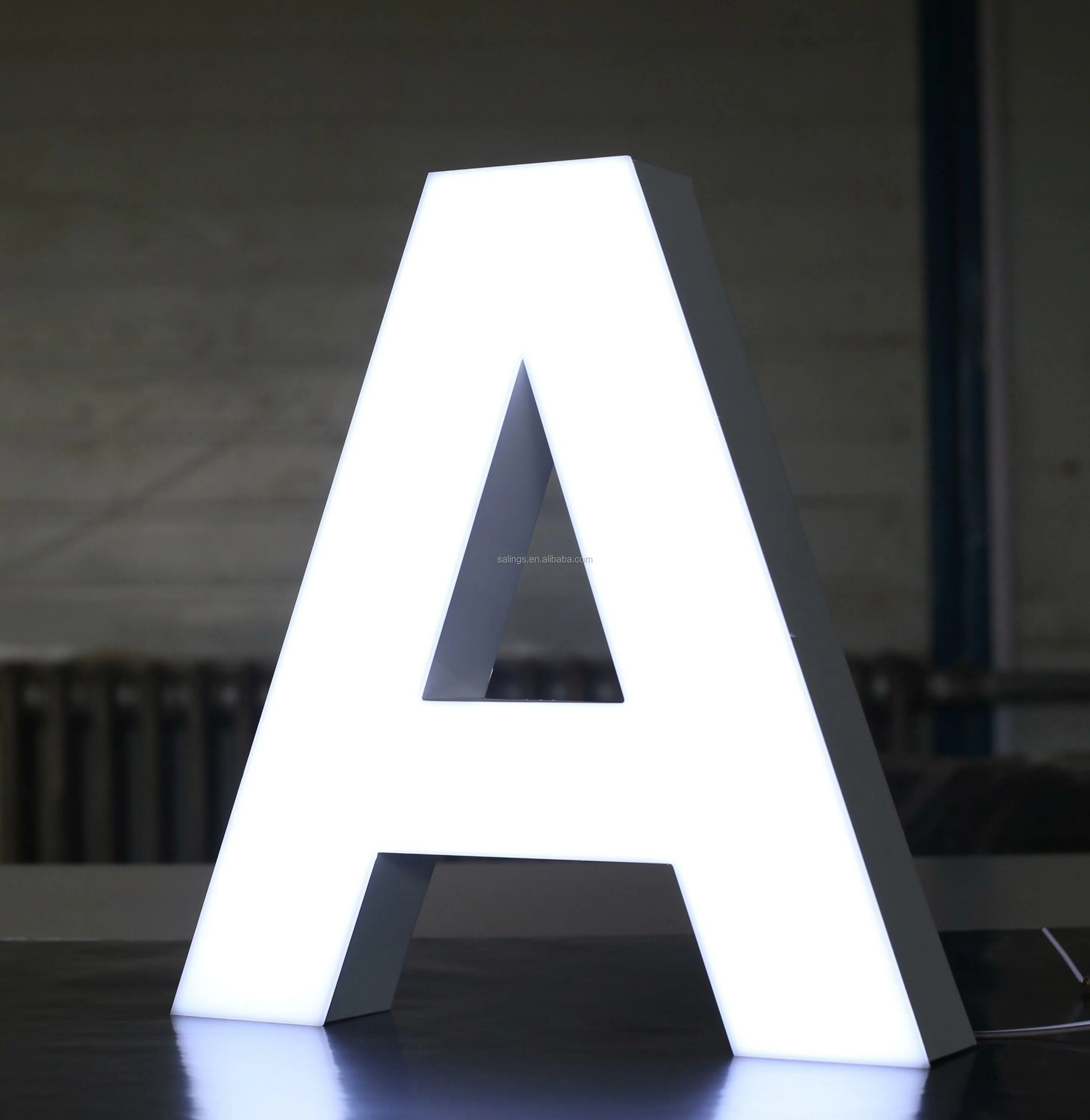 объемные металлические буквы. трехмерный логотип. 3д логотип. 3d samsung tv logo. объемные буквы из нержавейки.