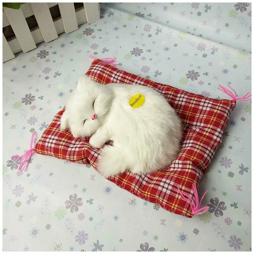 Кошка спит с игрушкой. Кошка спит с игрушкой. Спящий котик игрушка. Котенок на подушке игрушка. Мягкая игрушка котенок подушка.