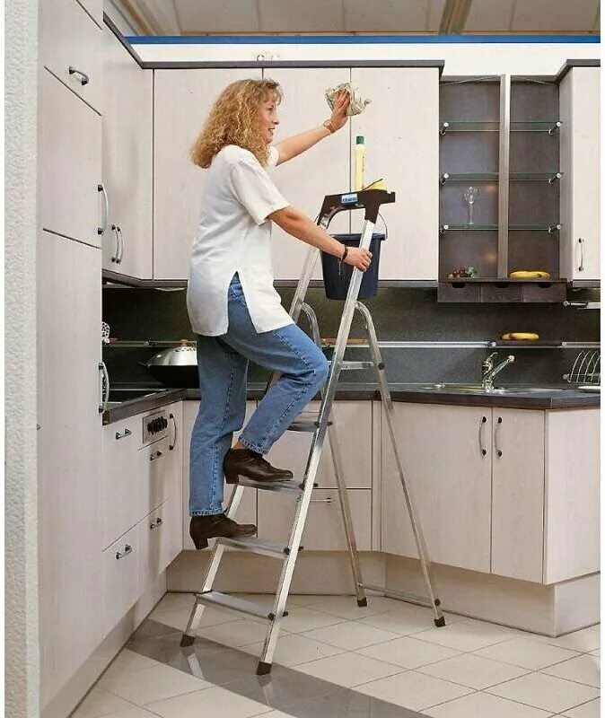 Монтажник на лестнице. Krause monto safety 126351. Лестница деревянная приставная. Строитель на стремянке. Krause 126337.