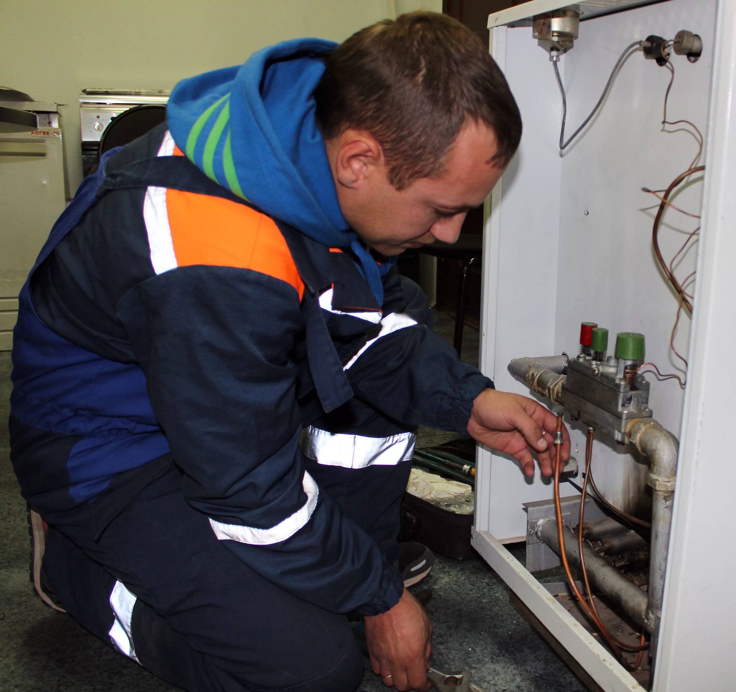 Бытовой газ. Починка котёл газовый. Слесарь газового оборудования. Авито газовщик. Фирмы газовых котлов.