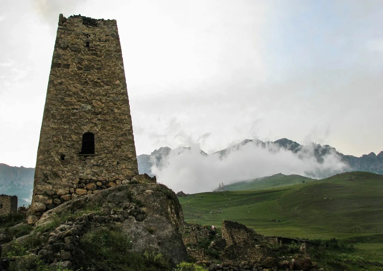 Башни в осетии. Башня Цаликовых Северная Осетия. Башня Адиюх. Башня Адиюх Кабардино-Балкария. Родовая башня РСО Алания.