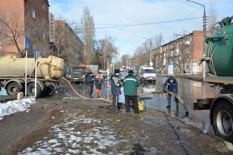 Сход талых вод. Уборка талых вод с дороги ведром. Ситуация в Энгельсе сегодня. Хлопки в энгельсе сегодня