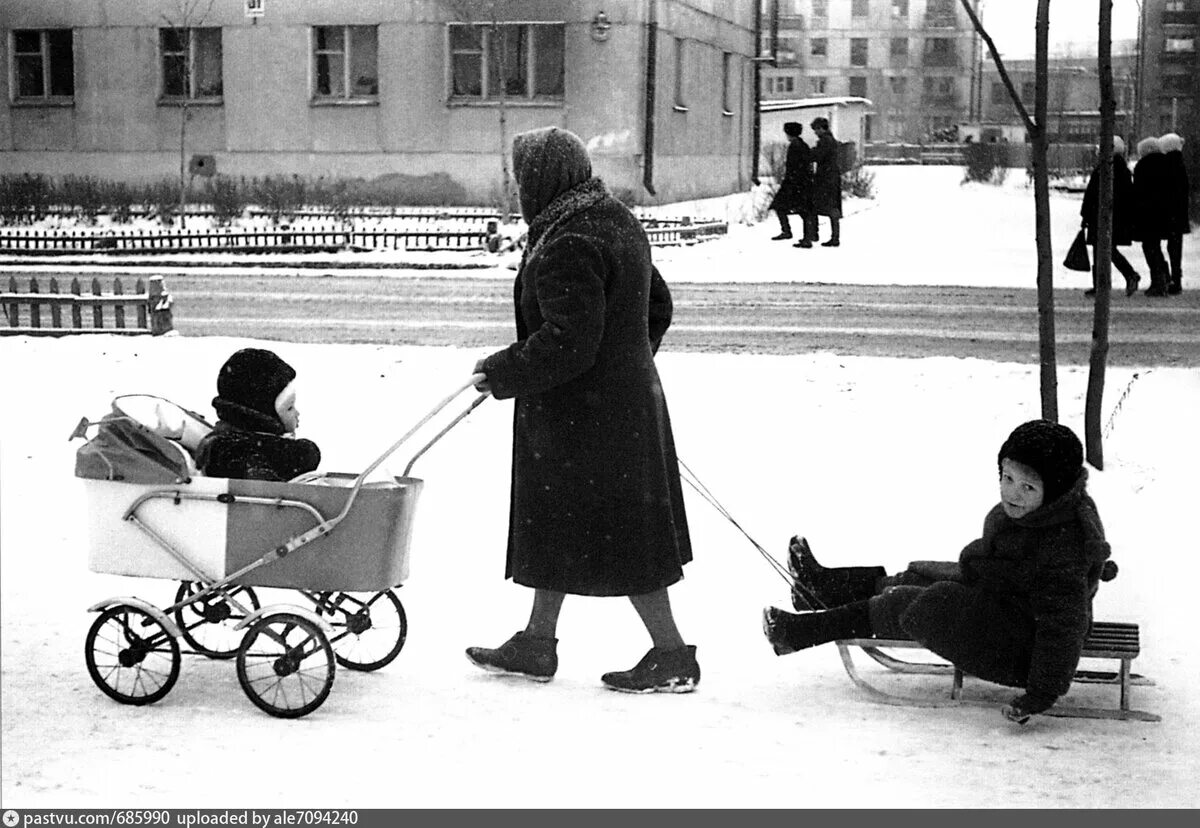 Бабушки советского времени. Бабушка с внуком зимой. Прогулка с коляской зимой.