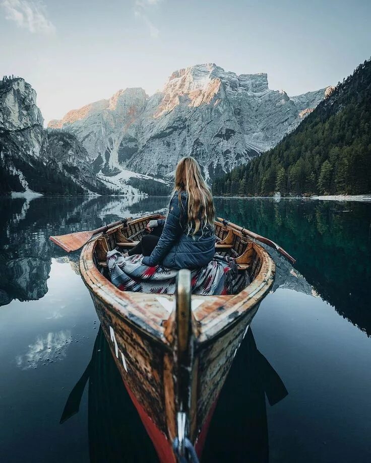 They travel the world. Озеро Брайес путешествие. Озеро Брайес путешествие горы. Озеро Брайес Италия лодка. Красивые путешествия.