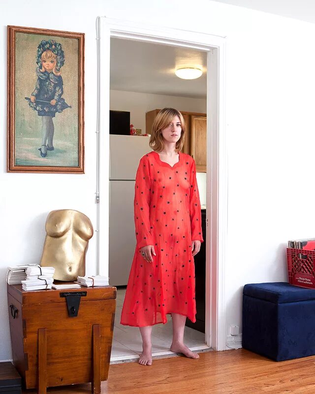 Жена ходит дома. Жена ходит дома. Девушка босиком в квартире. Женщина ходит дома в украшениях. Жена ходит дома.