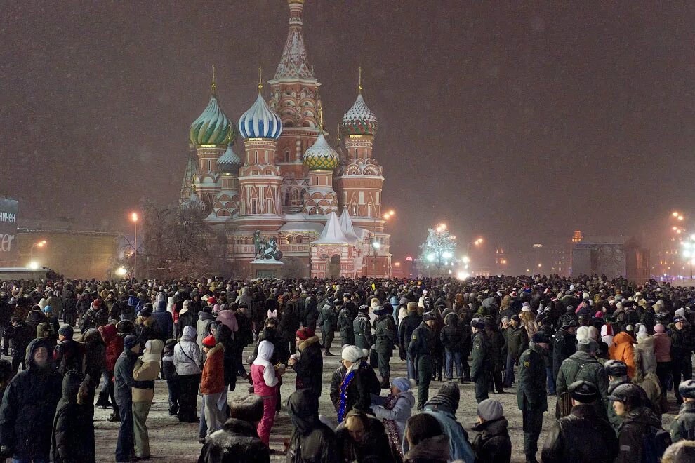 Толпа на красной площади. Москва люди. Толпа людей в Москве. Много людей на площади.