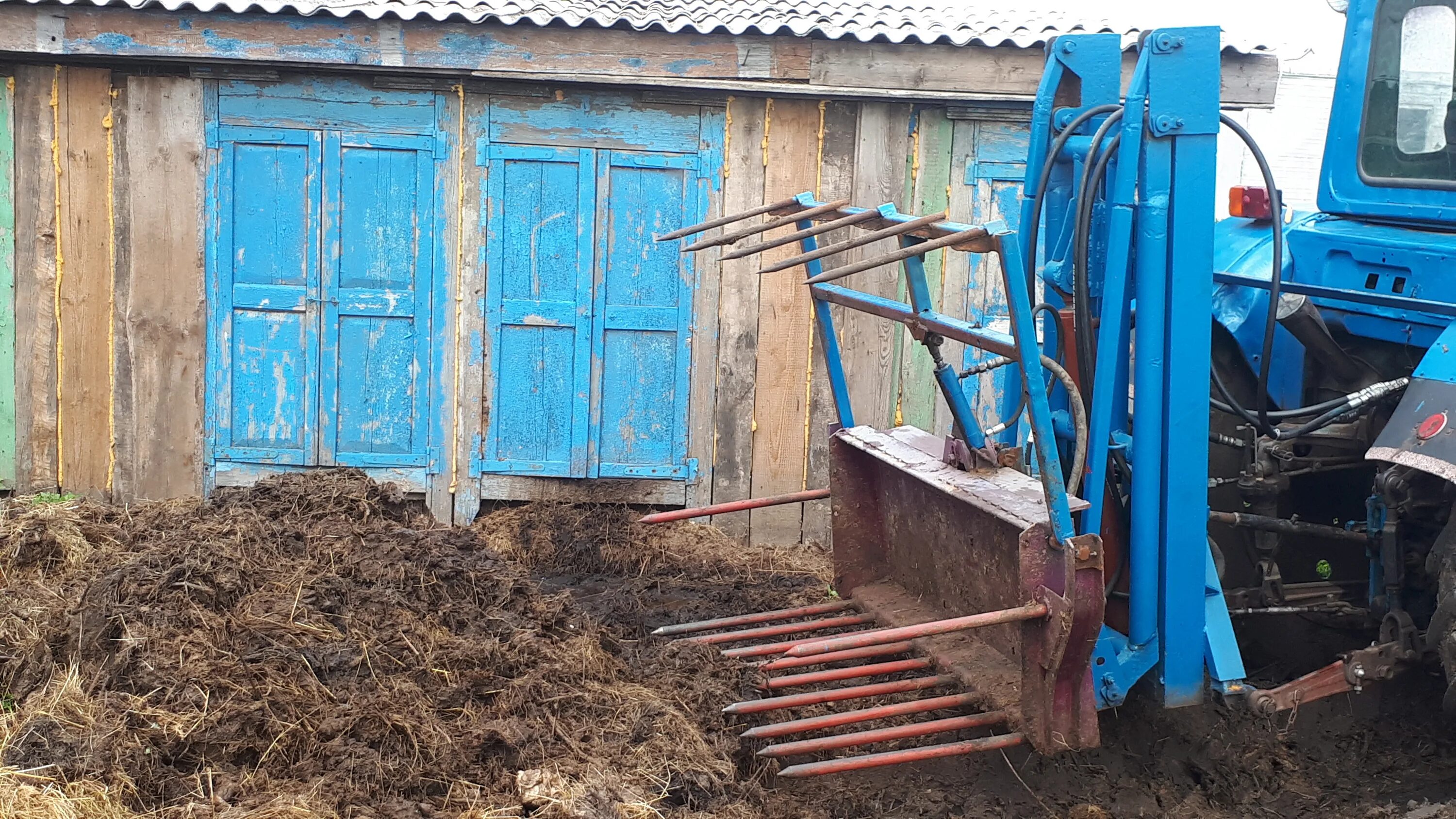 Задний кун на мтз. Задний кун МТЗ 80. МТЗ 80 С куном ковш с вилами. Погрузчик на заднюю навеску МТЗ 80.