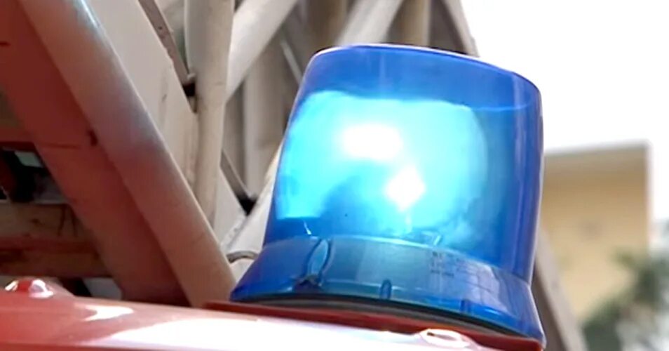 проблесковый маячок пожарной машины. проблесковый маячок пожарной машины. проблесковые маячки пожарных. мигалки пожарной машины. пожарная машина ночью.